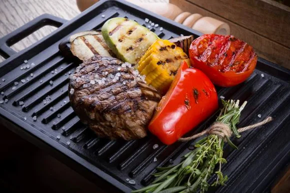 Gegrilltes Steak und Gemüse auf Grillpfanne